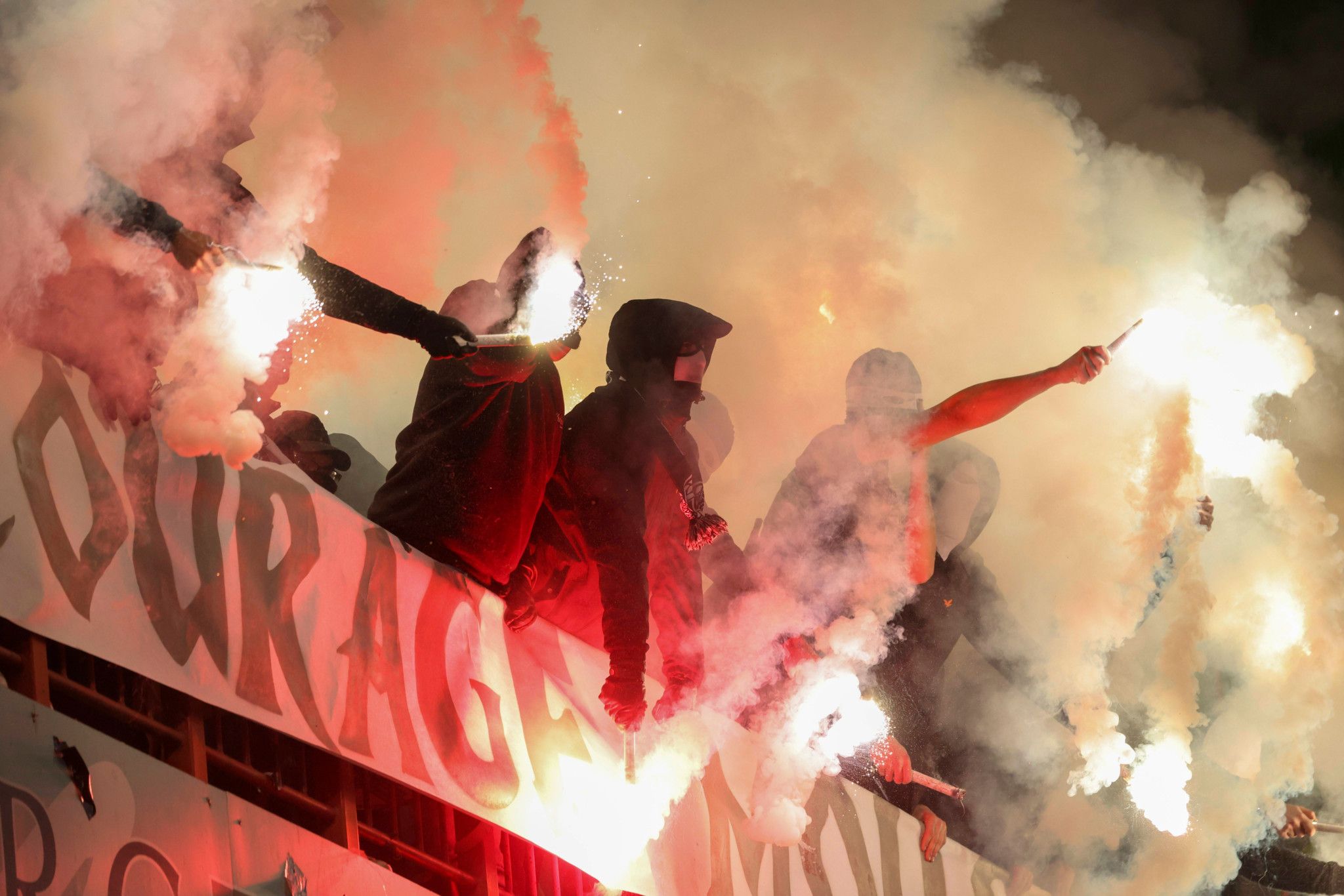 Dans l'impasse face aux fans violents, la Belgique sévit
