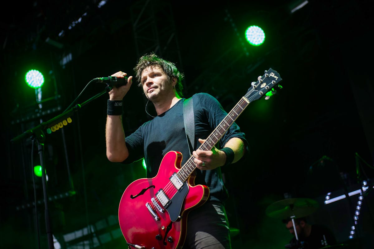 Ci-dessus, Bertrand Cantat du groupe Détroit en concert au Paléo le 27 juillet 2014.