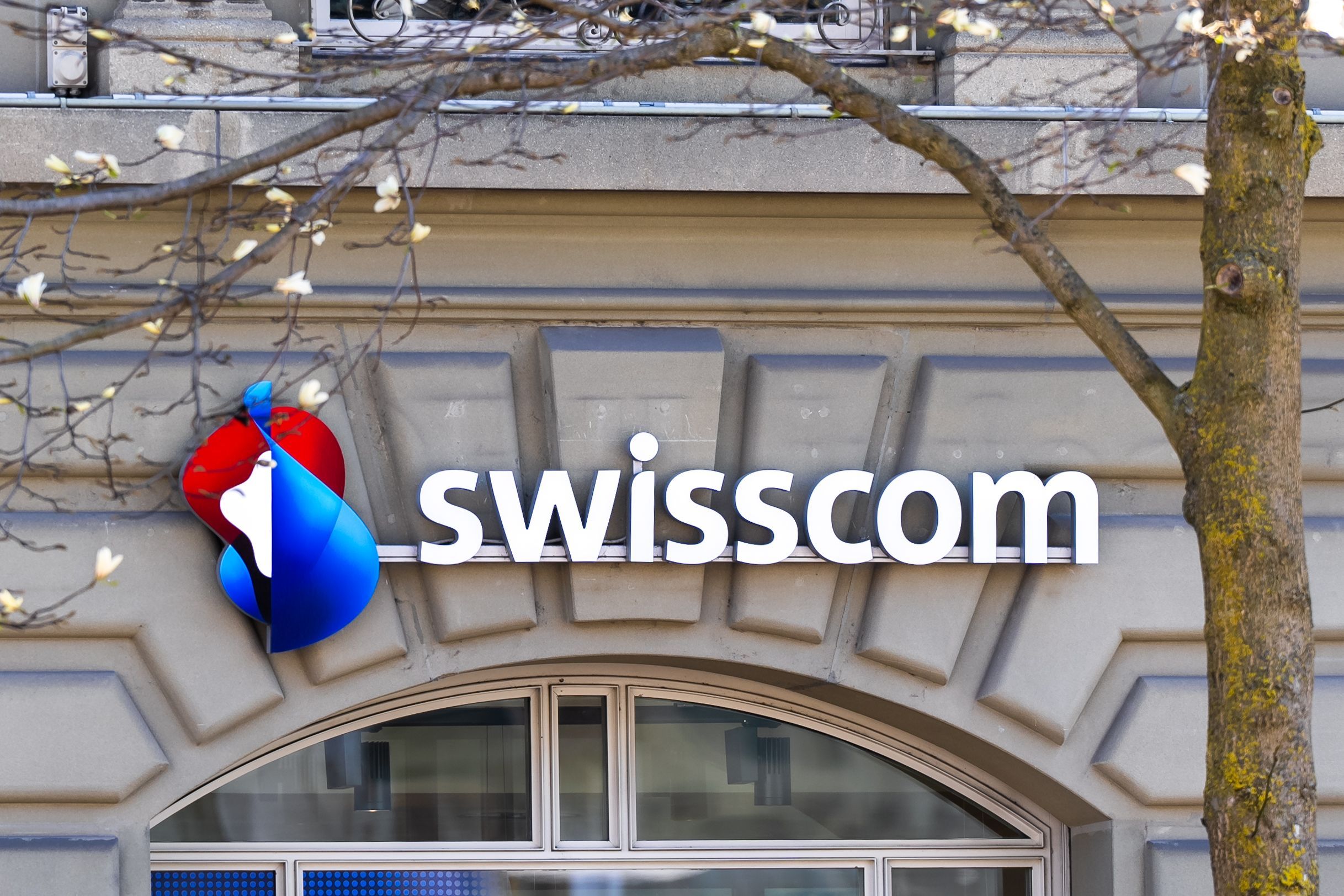 Swisscom reçoit une grosse amende qui «retardera la fibre optique»