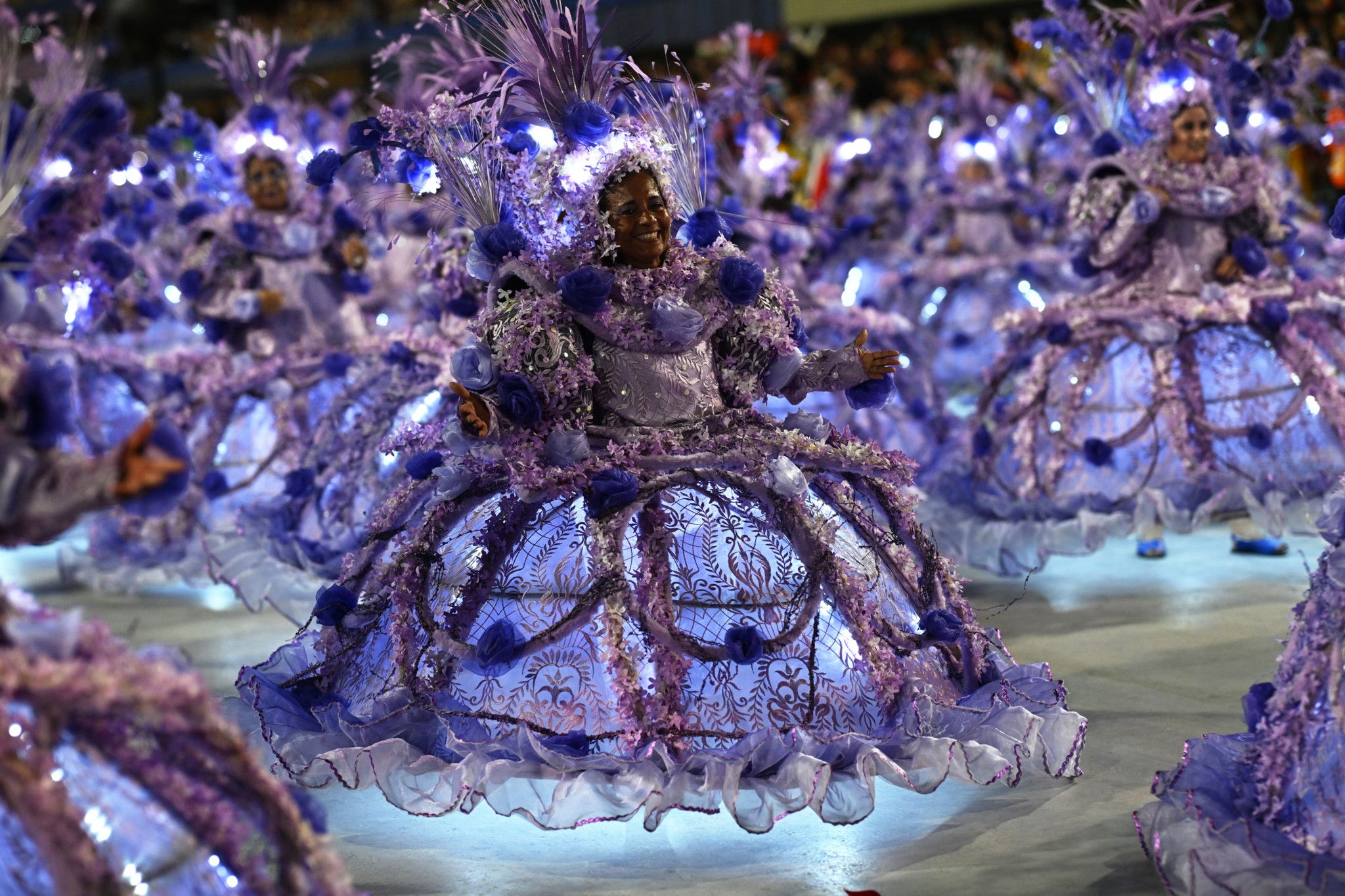 Début du carnaval de Rio, fête féerique et politique