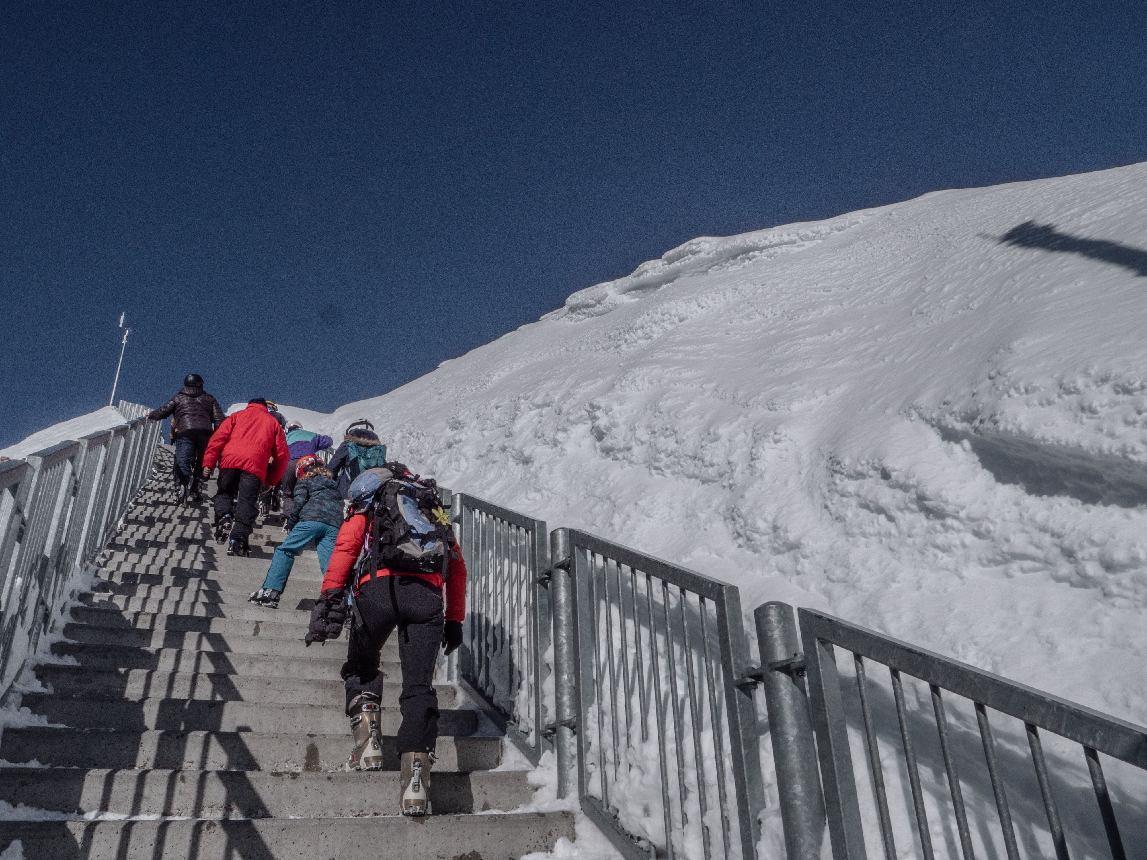 Les skieurs se ruent sur les pistes de Glacier 3000