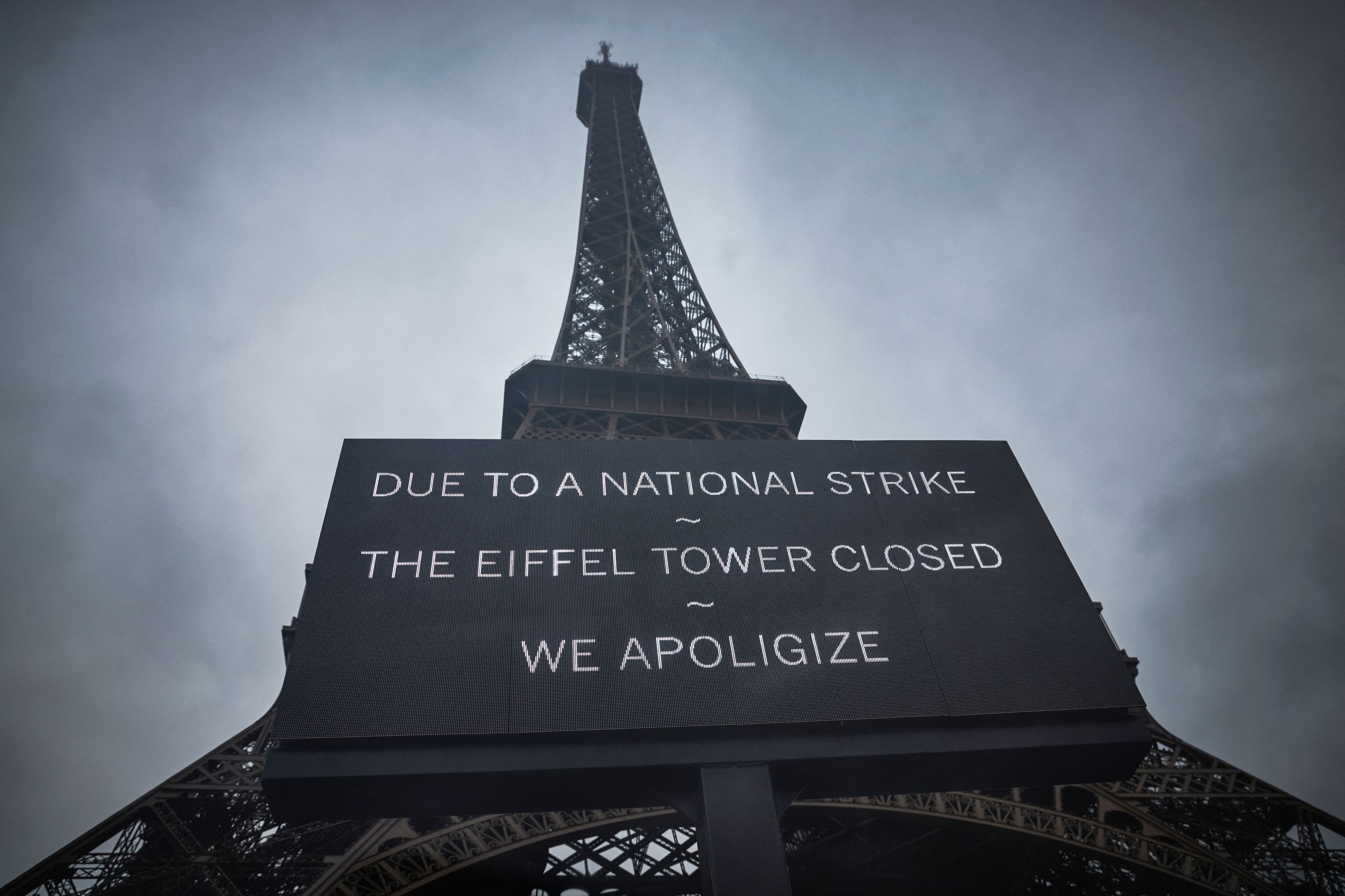 «Mon rêve est brisé»: la tour Eiffel fermée à cause d'une grève