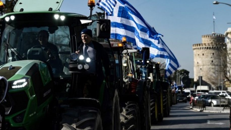 Des centaines d'agriculteurs et de tracteurs convergent vers Athènes
