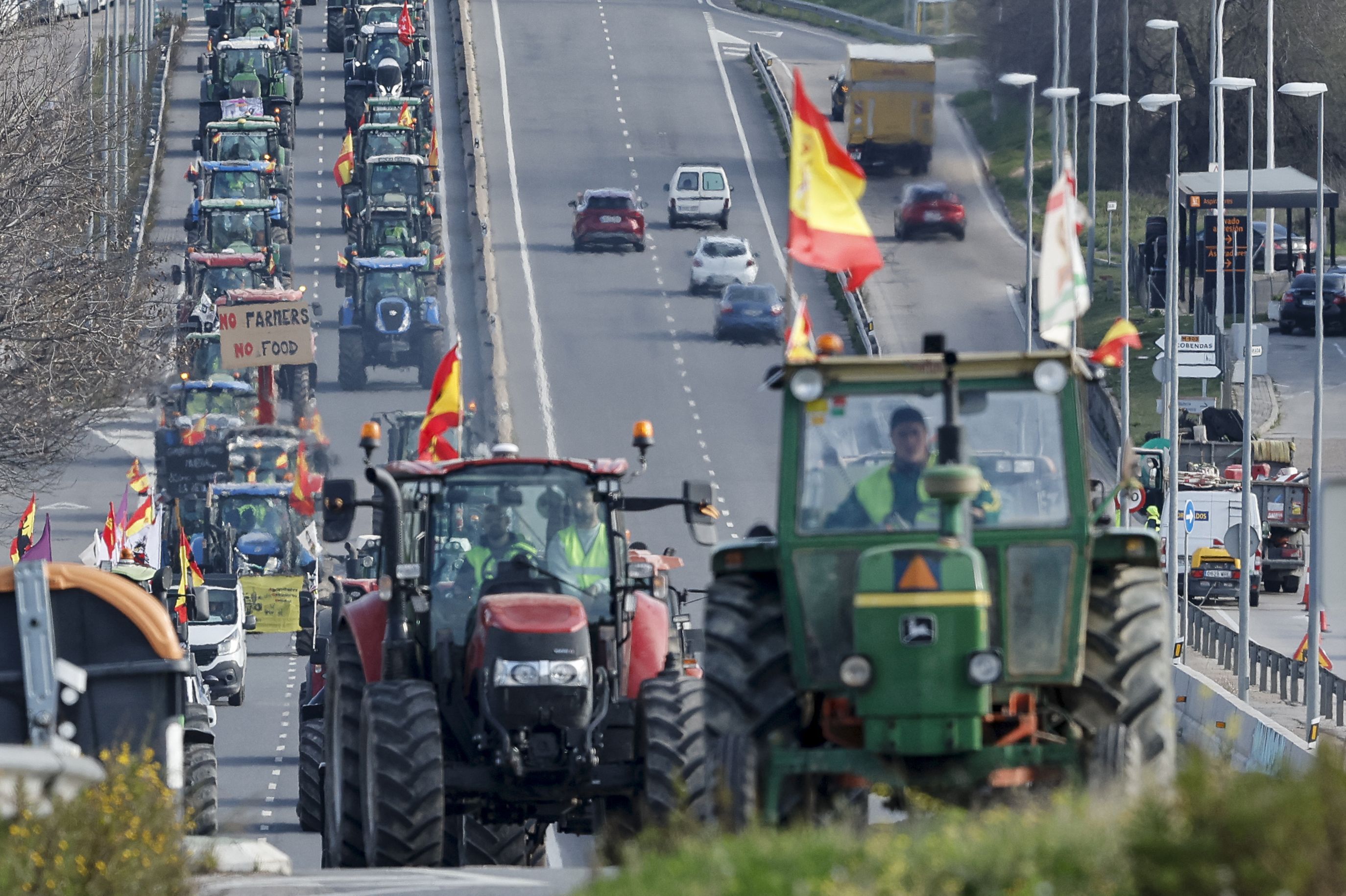 Des centaines d’agriculteurs en tracteur convergent vers Madrid