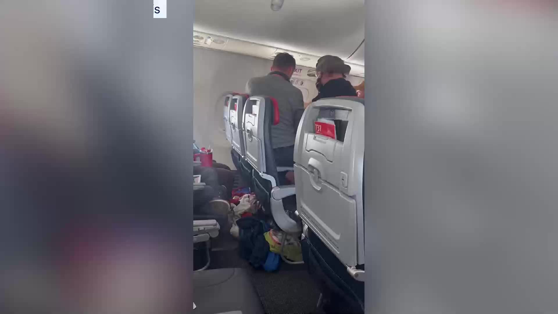 Un passager tente d’ouvrir la porte d’un avion en plein vol