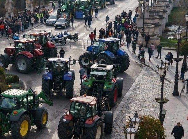Des centaines d'agriculteurs en tracteur convergent vers Madrid