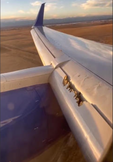 Un passager voit l'aile de son avion se désagréger
