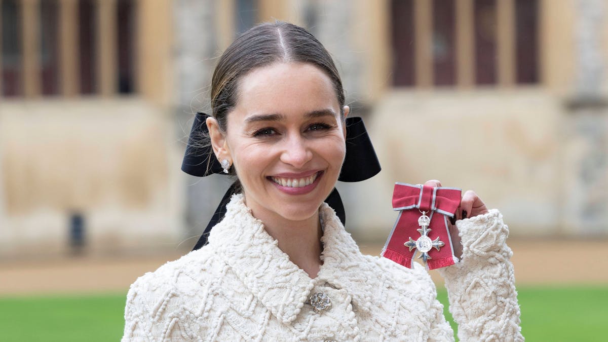 -Game-of-Thrones-Star-Emilia-Clarke-mit-britischem-Orden-geehrt