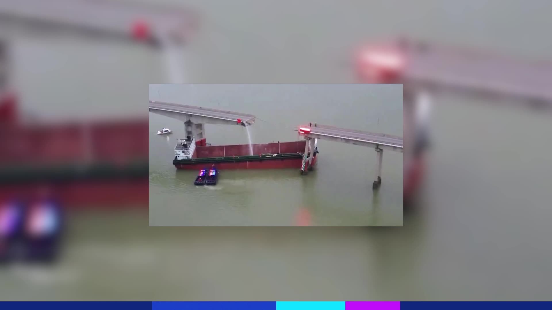Un cargo percute un pont qui s’effondre