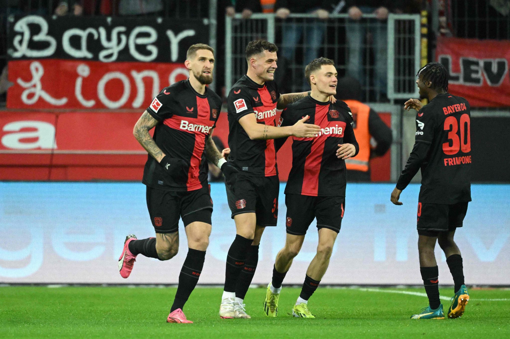 Xhaka marque son premier but avec Leverkusen qui bat un record