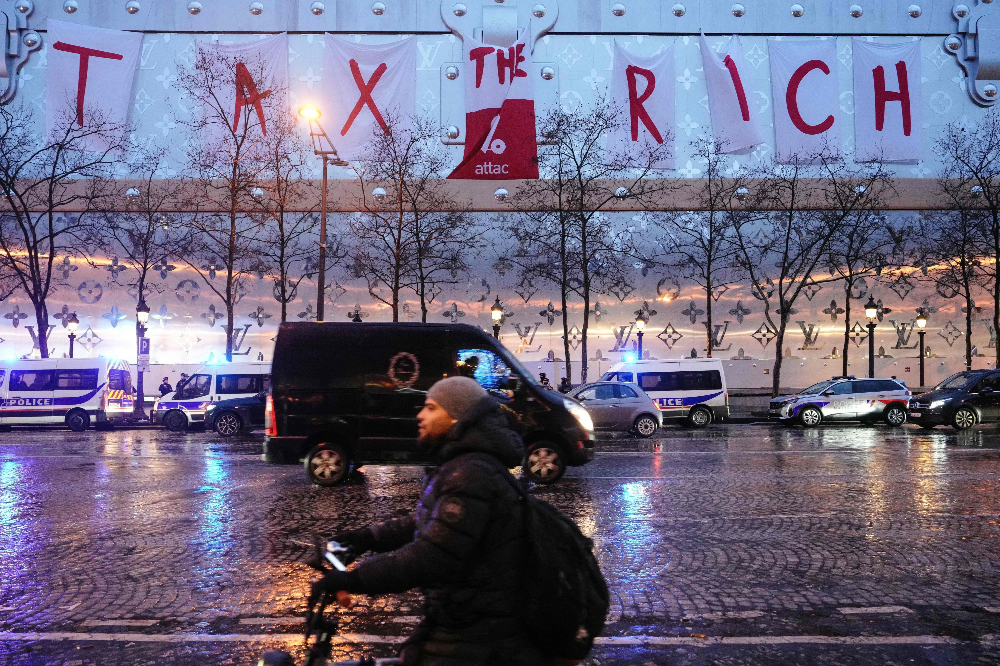 Une banderole géante «Tax the Rich» sur le futur hôtel Vuitton