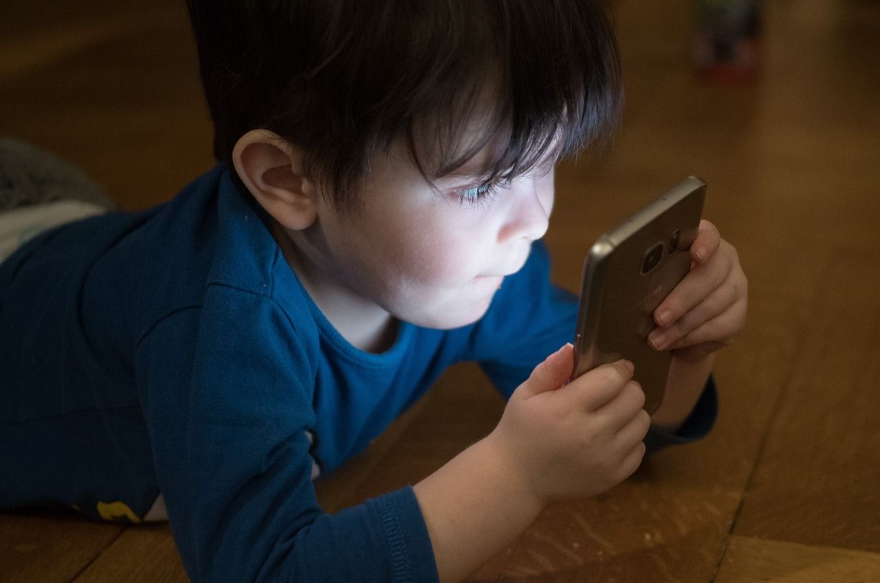L'usage des réseaux sociaux pourrait être interdit aux enfants