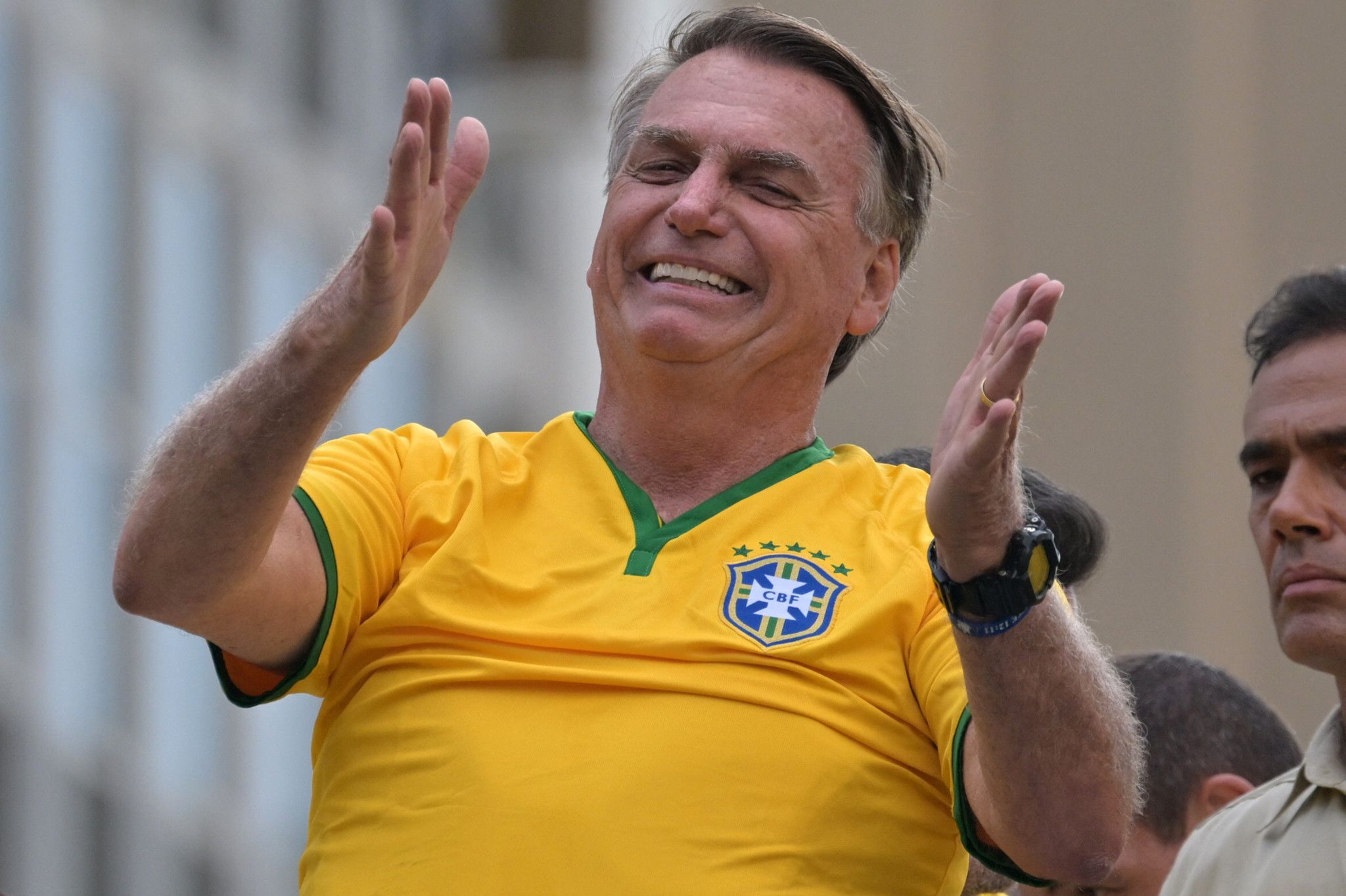 Jair Bolsonaro dénonce son inéligibilité devant ses partisans