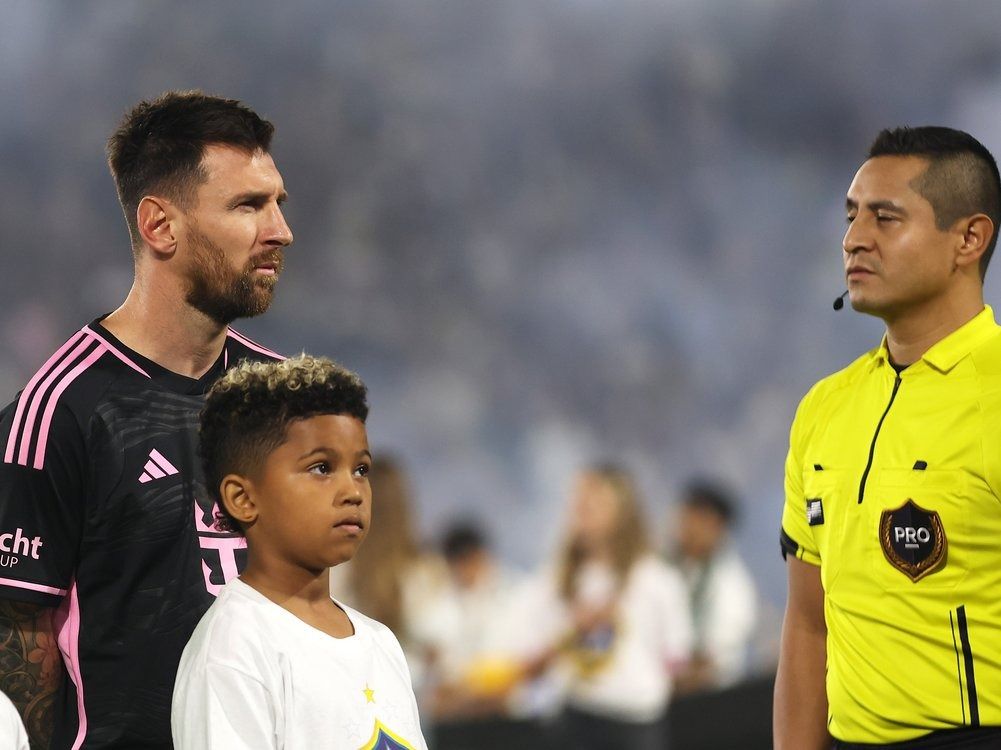 Lionel Messi läuft mit dem Sohn zweier Superstars ein
