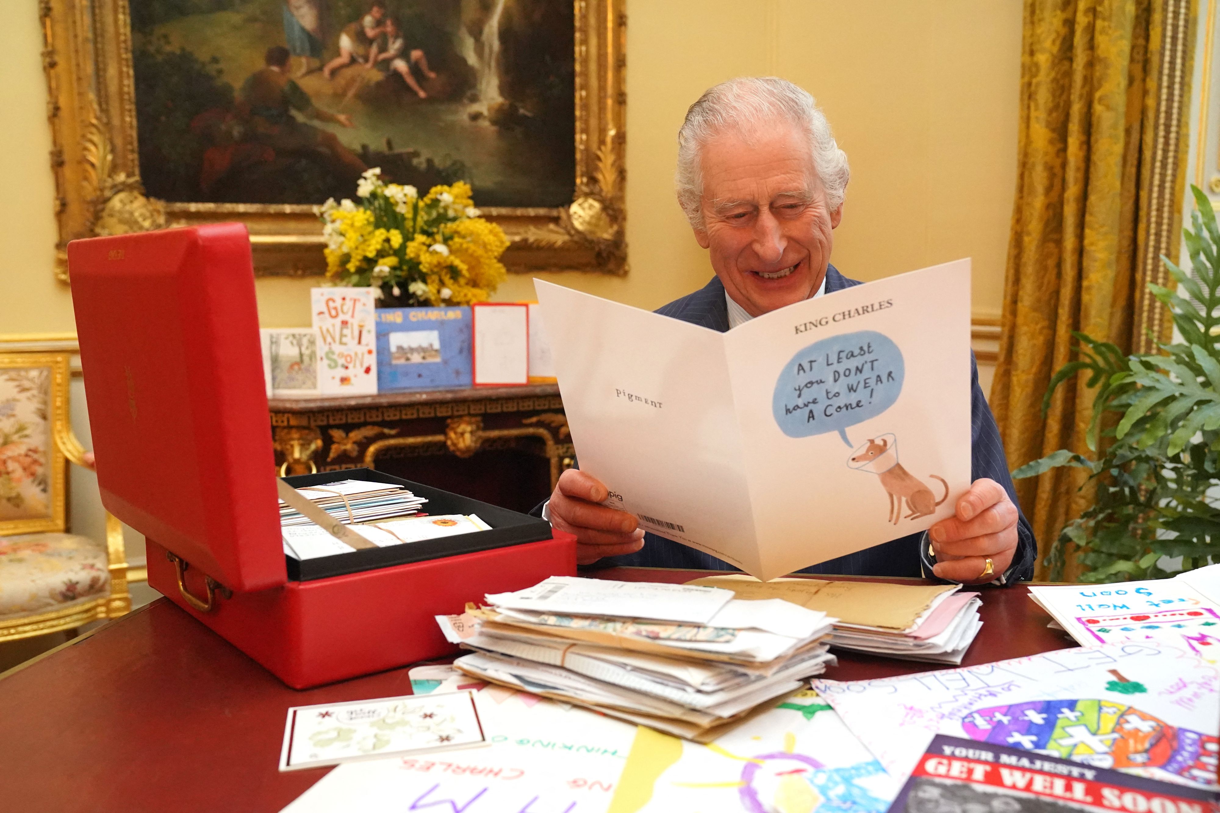 Charles III ému en lisant ses lettres de prompt rétablissement