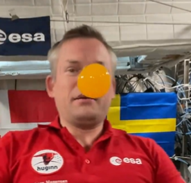 Un ingénieur danois boit son jus d'orange dans l'espace