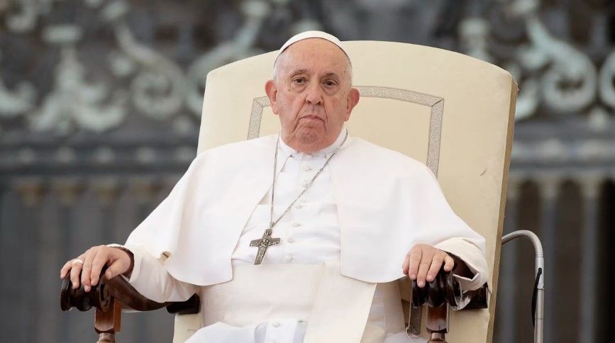 Le pape, grippé, a passé des examens dans un hôpital de Rome