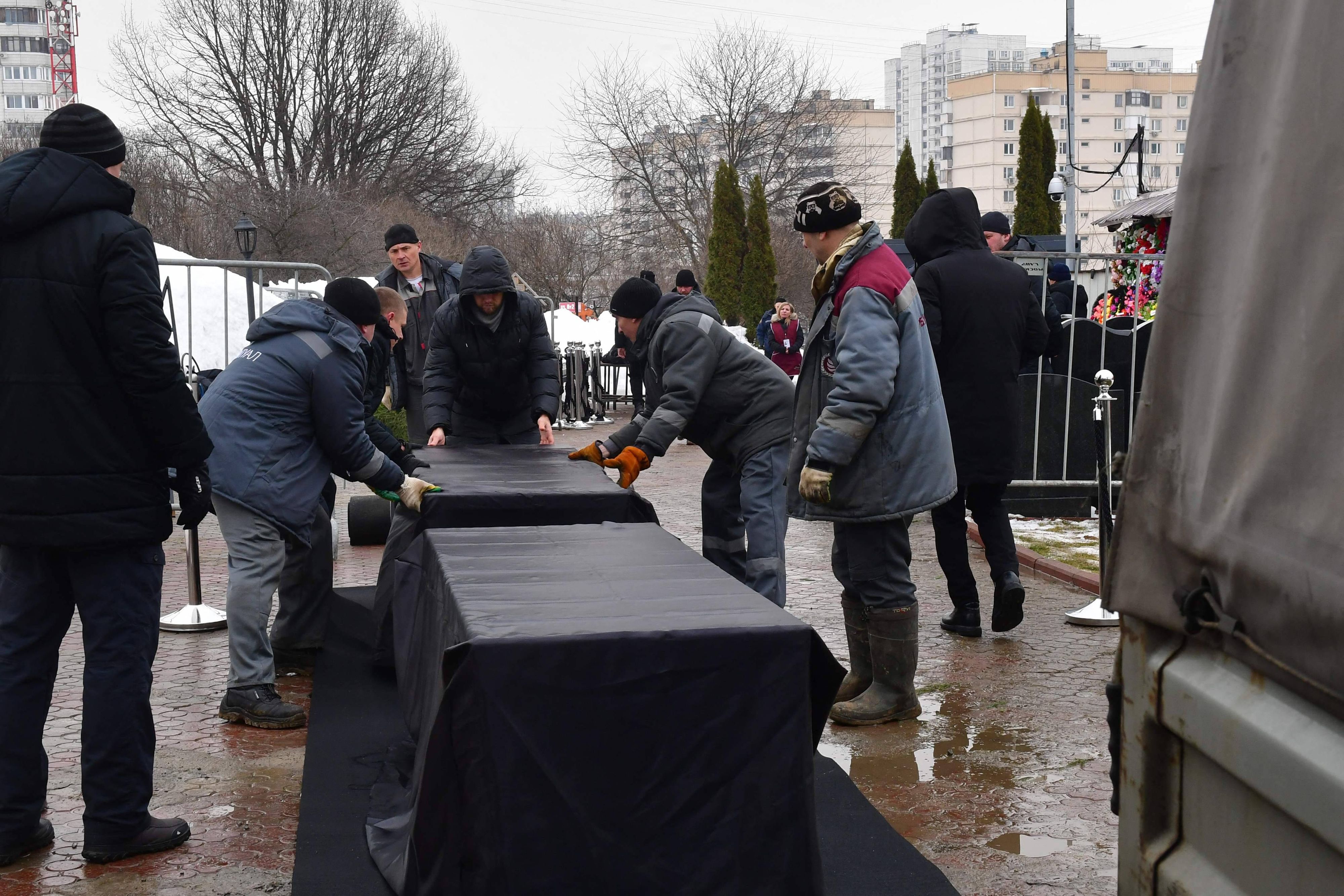Des centaines de Russes se rassemblent pour les funérailles de Navalny