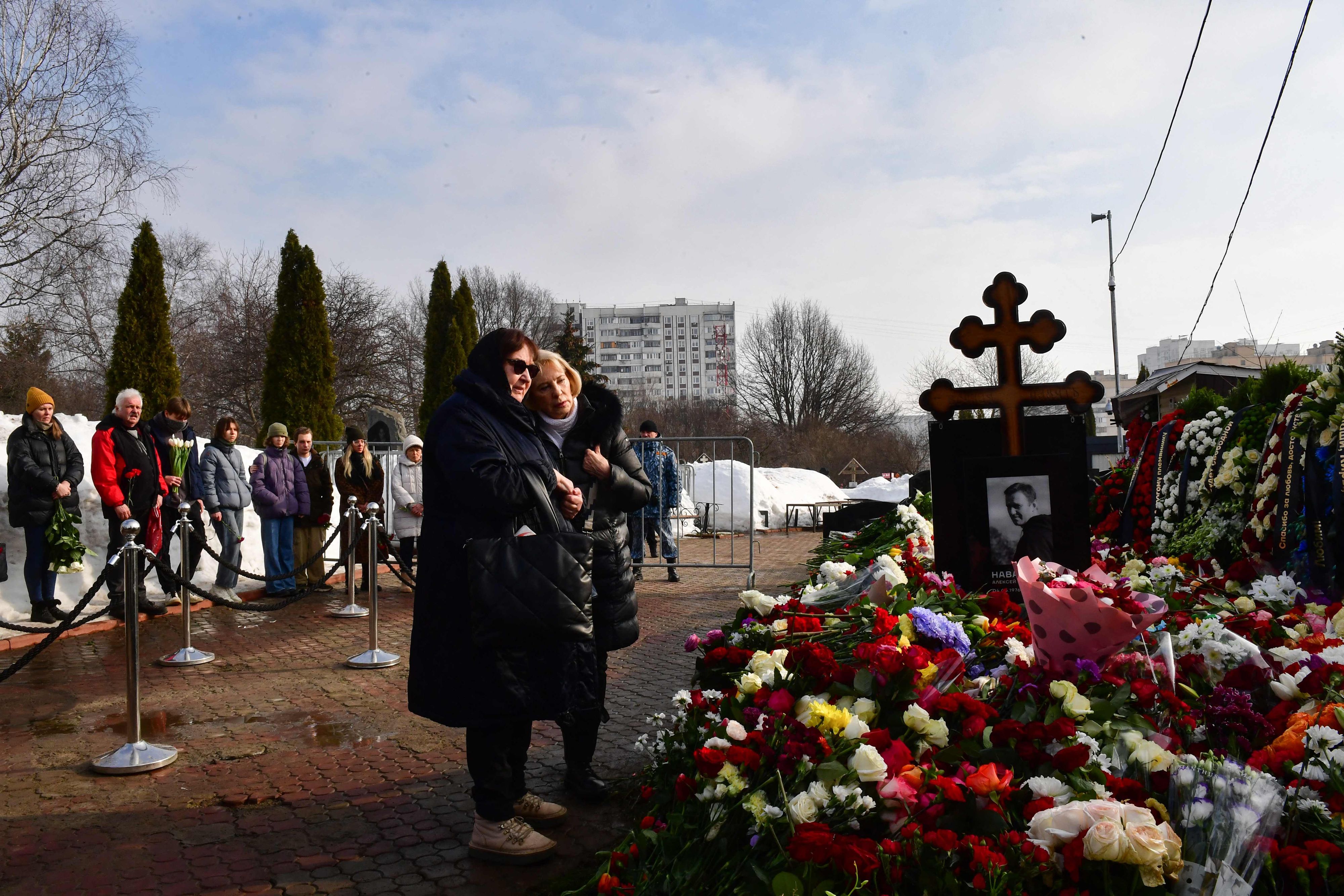 La mère de Navalny visite la tombe de son fils après les obsèques