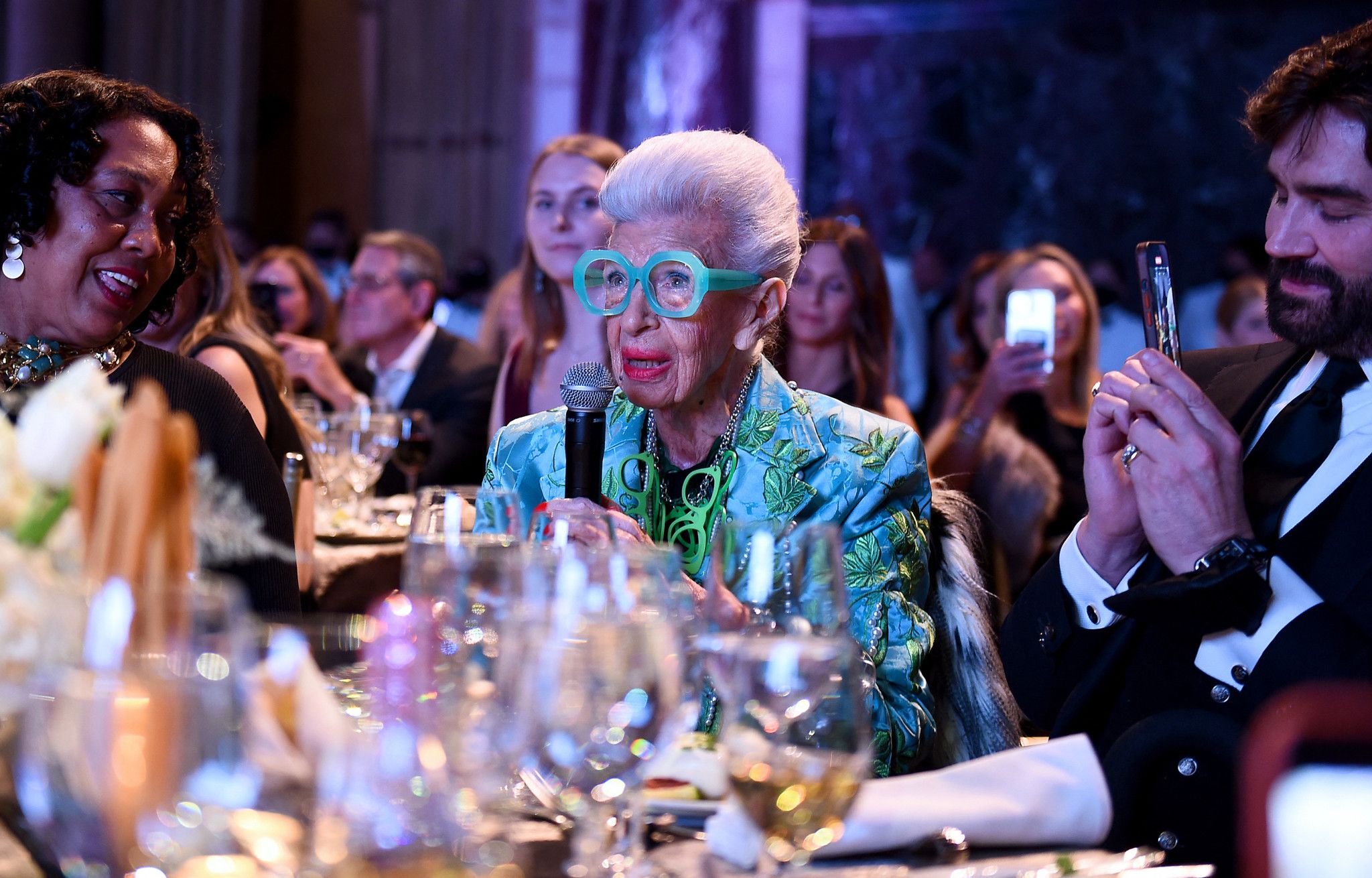 Iris Apfel, «starlette gériatrique» de la mode, est morte à 102 ans