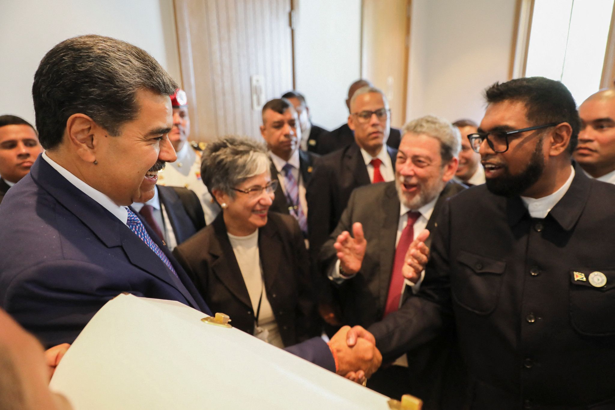 Les présidents du Guyana et du Venezuela échangent des cadeaux