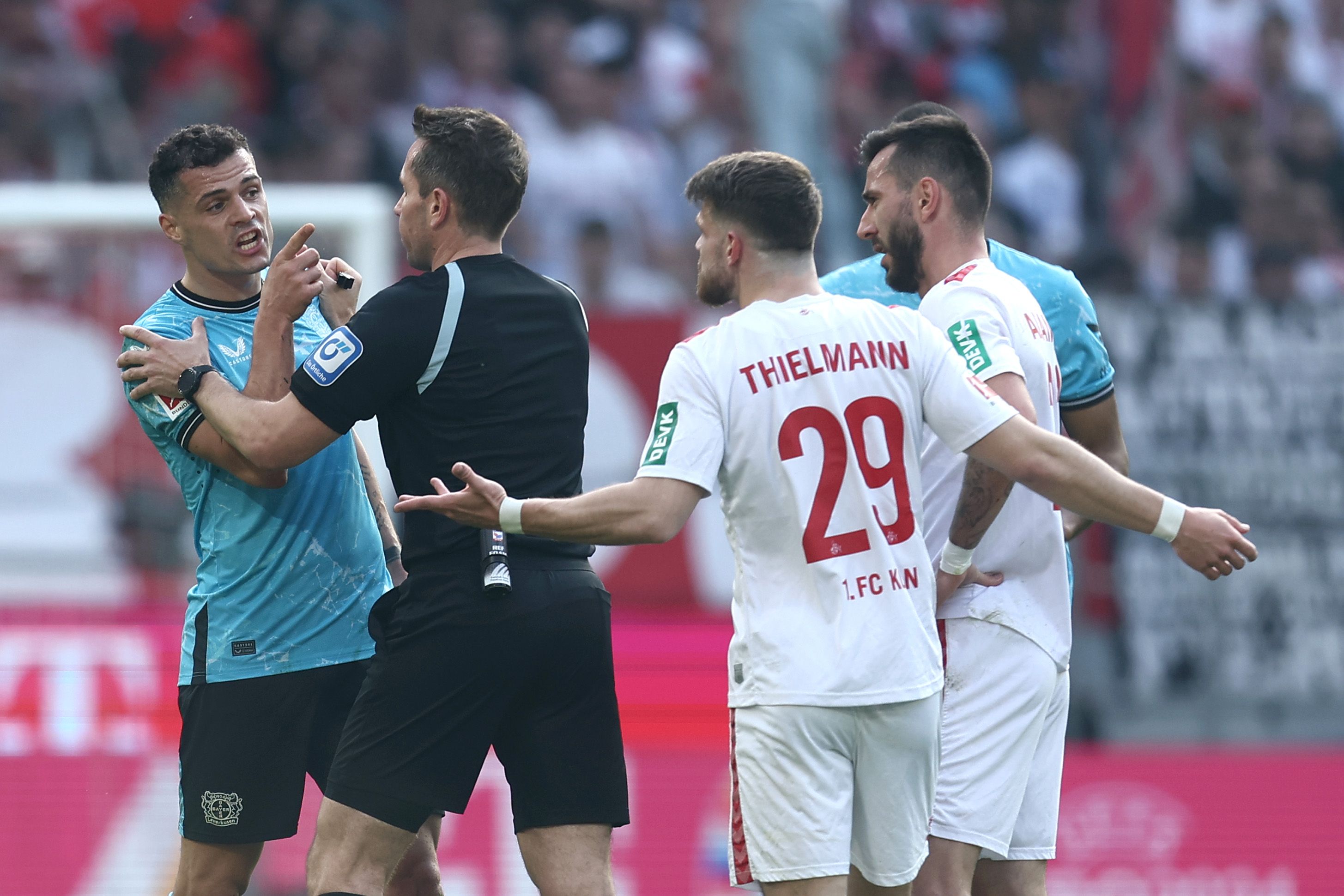 Xhaka brutal umgetreten: Leverkusen weiter auf Meisterkurs