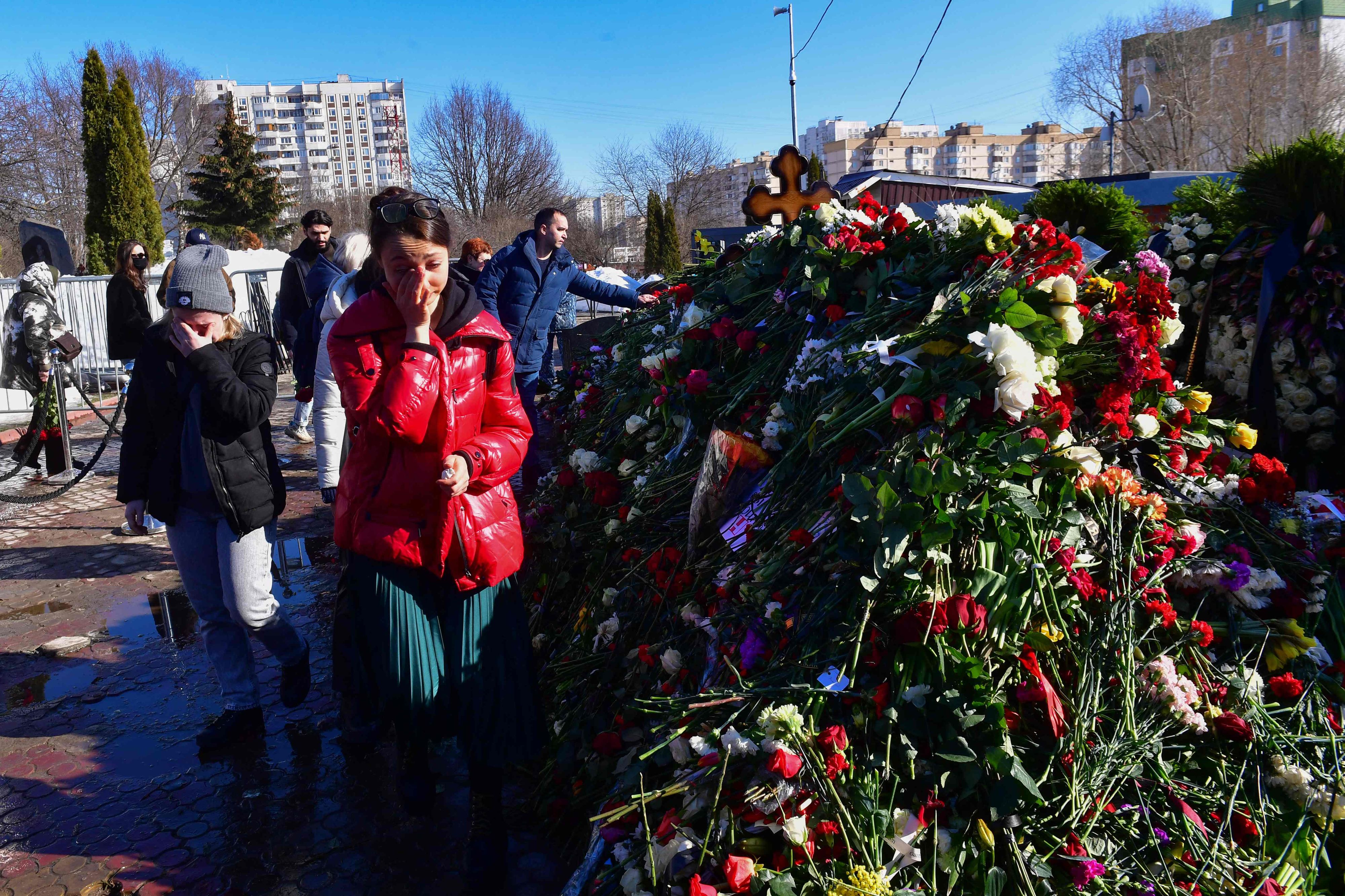La tombe de Navalny ensevelie sous les fleurs