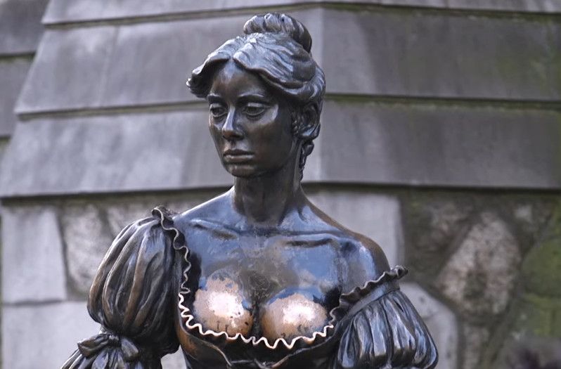 Les touristes priés d'arrêter de tripoter les seins d'une statue