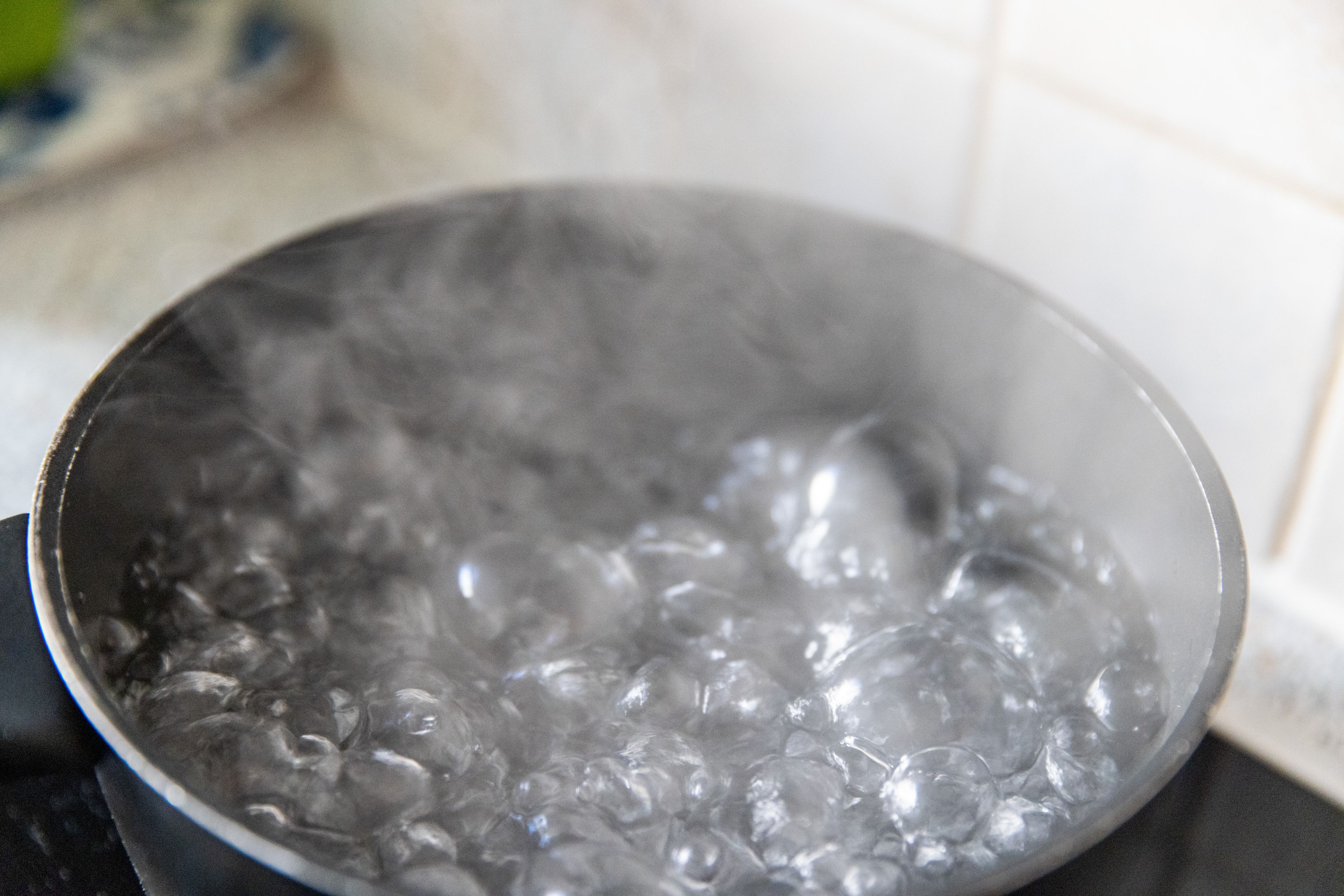 Bouillir l'eau élimine presque tous les microplastiques