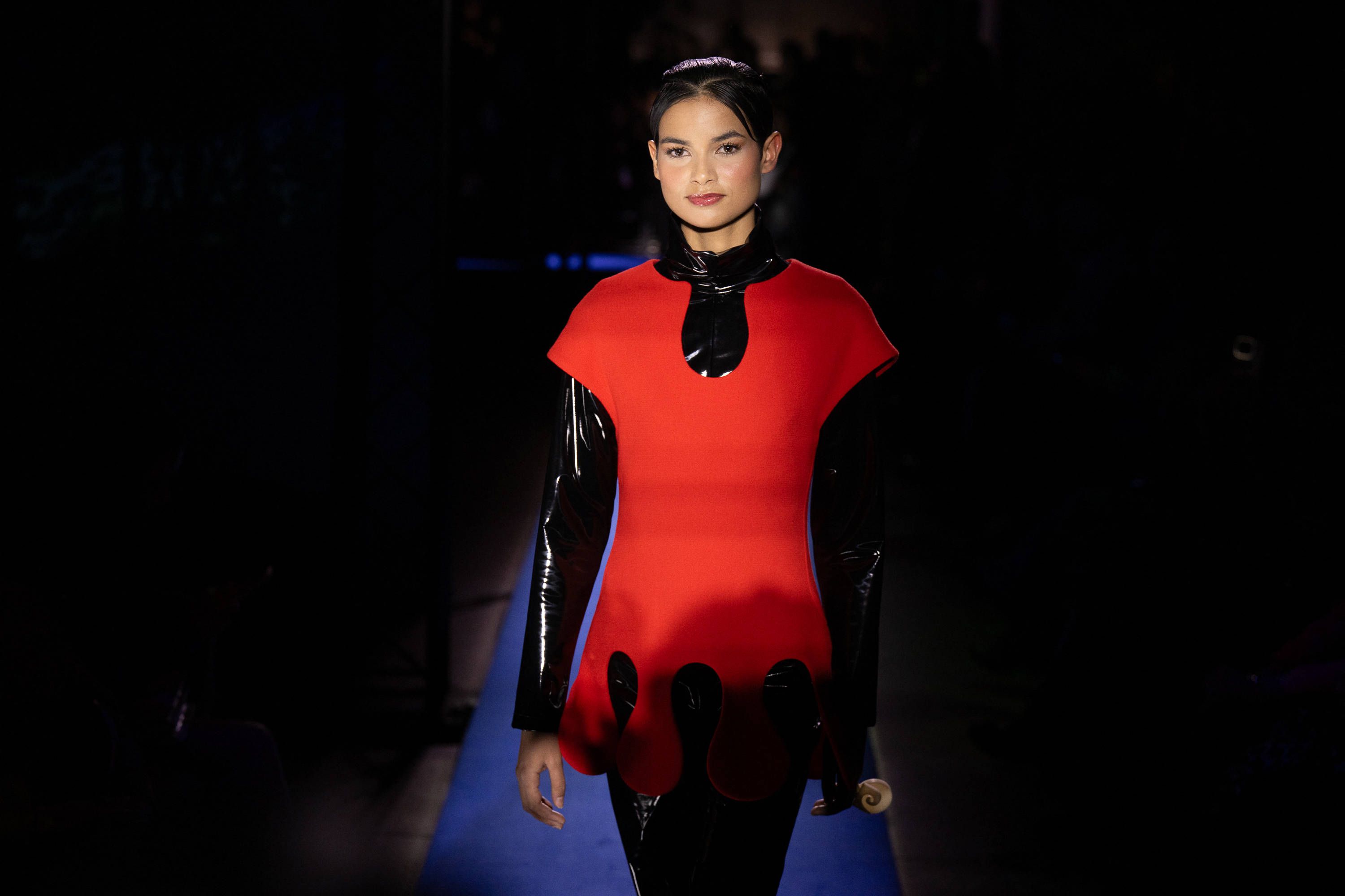 Ève Gilles, première Miss à défiler à la Fashion Week durant son règne