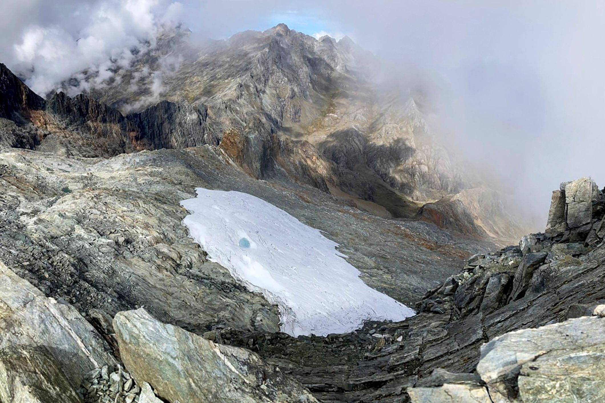 Une couverture thermoplastique pour sauver un glacier: «absurde» selon les experts