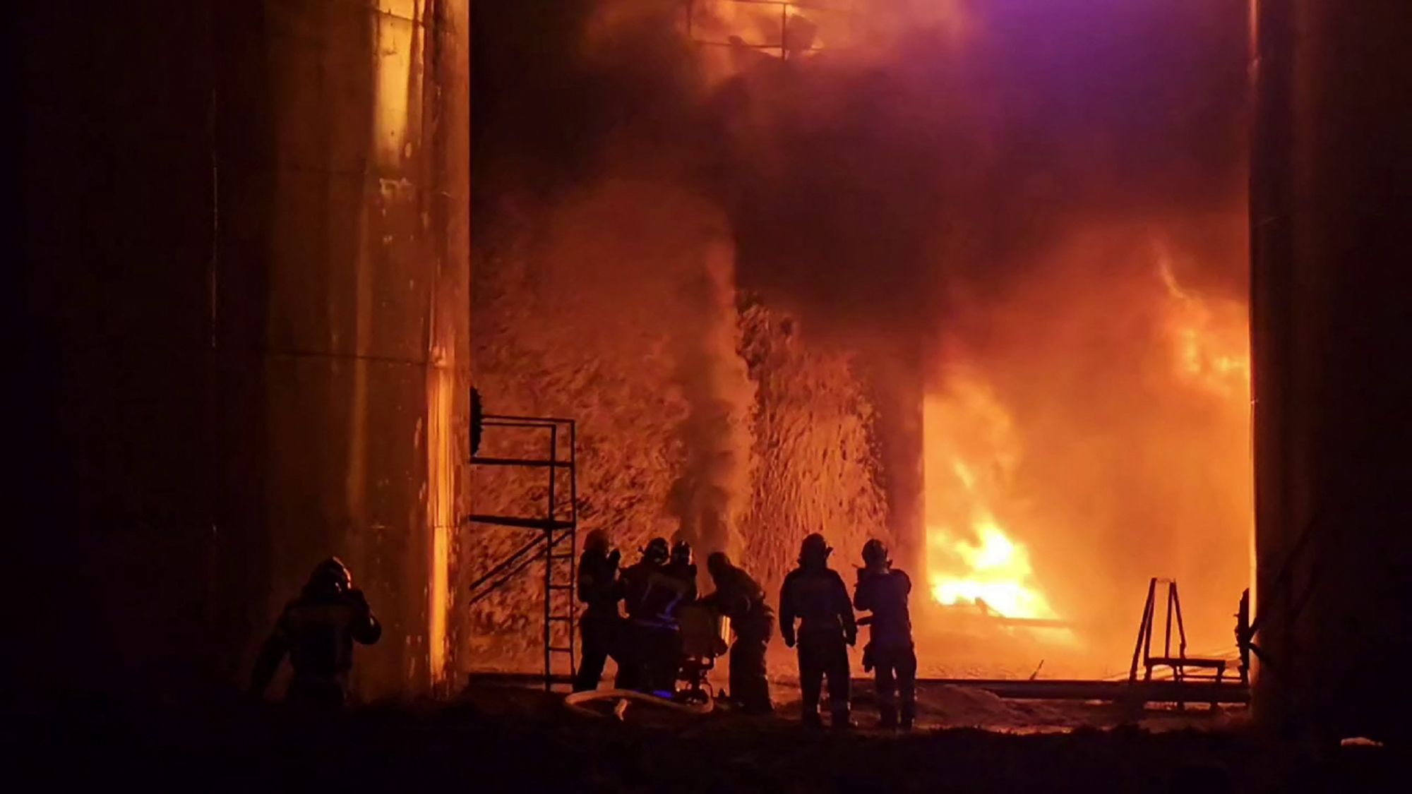 Un dépôt de pétrole en feu après une attaque de drone ukrainien