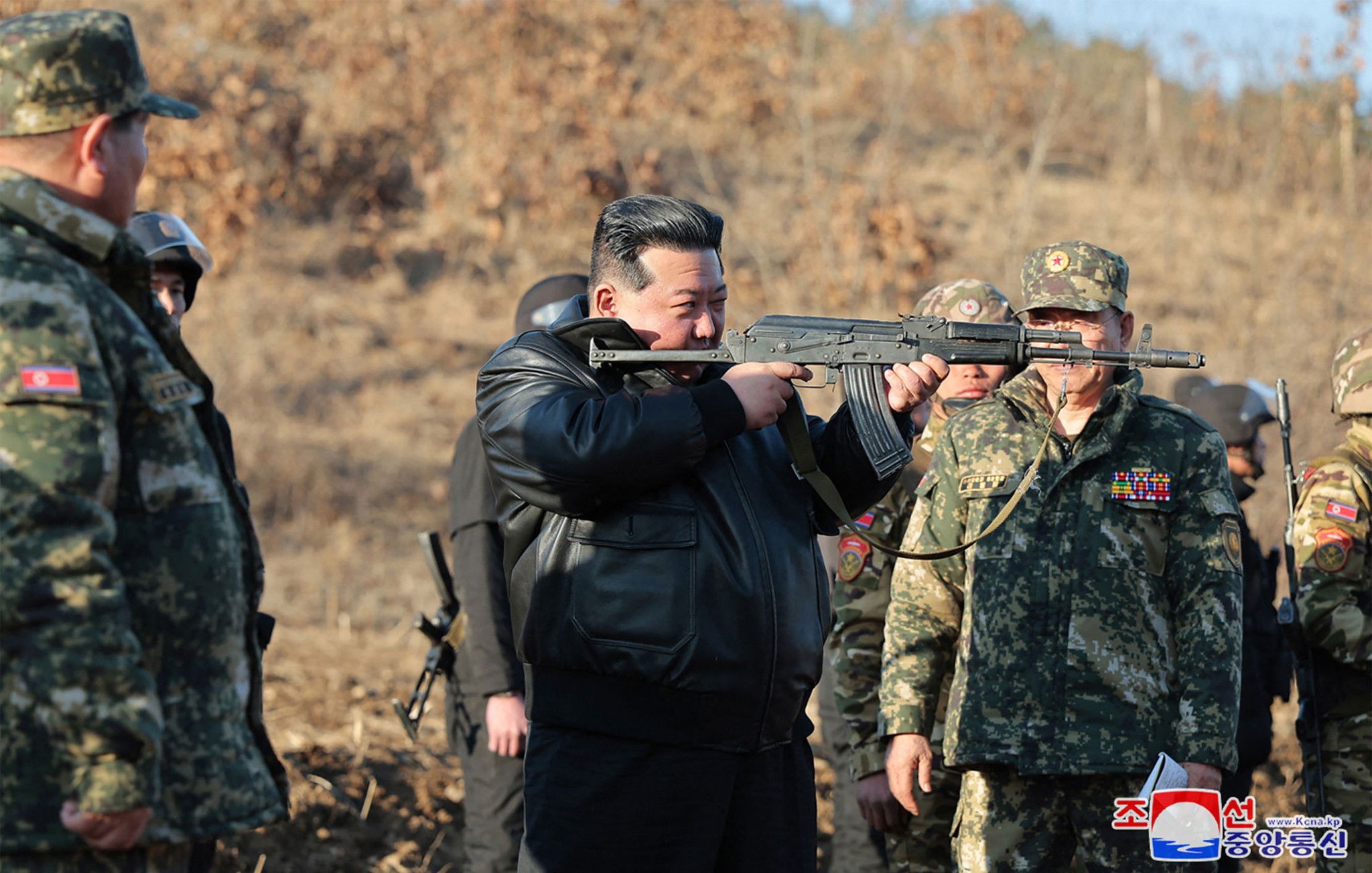 Kim brandit une arme lors de l'inspection d'une base d'entraînement
