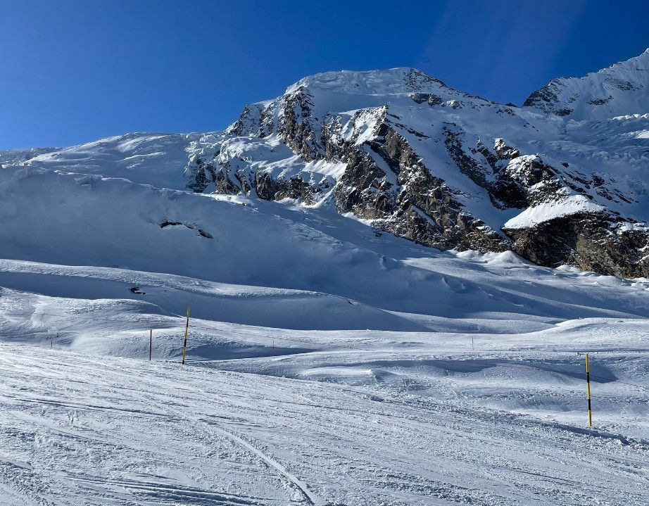 Un skieur retrouvé grièvement blessé à Saas-Fee