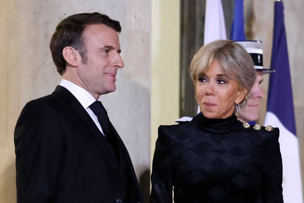 Mme Macron transgenre? Le président fustige de «fausses informations»