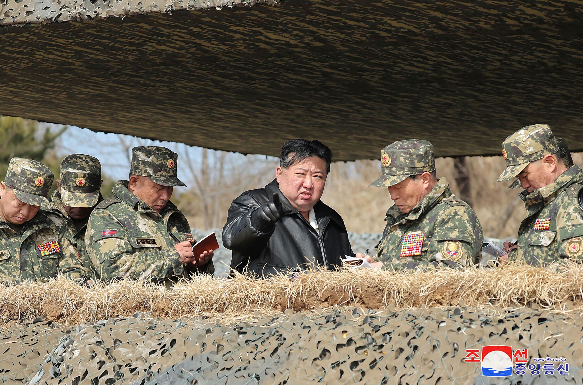 Kim supervise des exercices d'artillerie près de la frontière