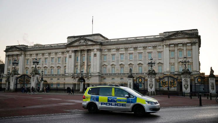 Une voiture heurte les grilles de Buckingham palace