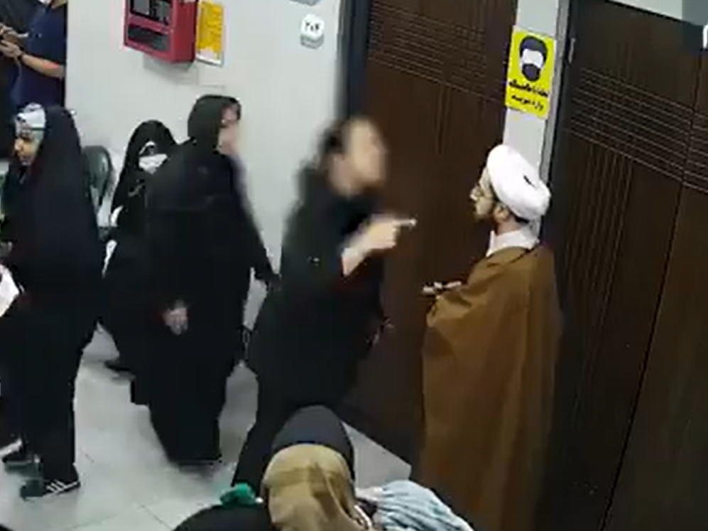 Un religieux houspillé par une femme pour l'avoir filmée sans voile