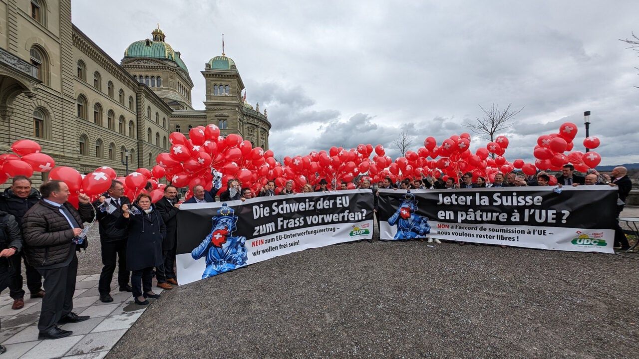 L'UDC lance sa campagne anti-UE par un lâcher de ballons