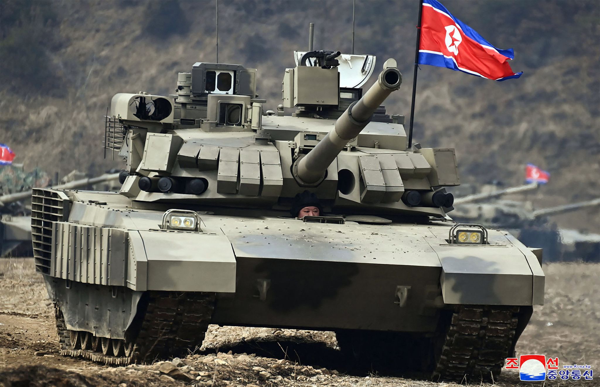 Kim Jong-un dévoile et teste un nouveau char de combat
