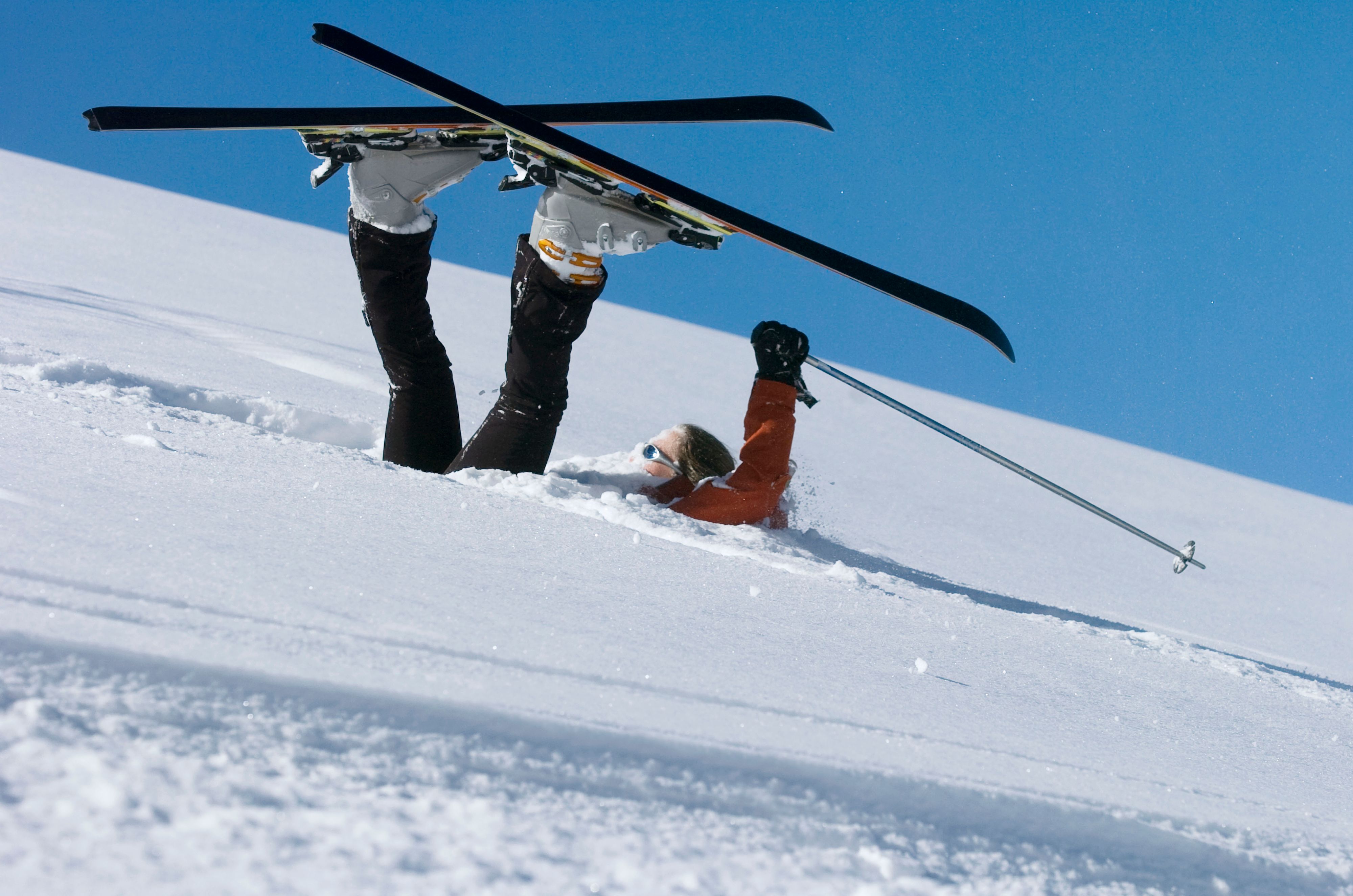 En 2023, les accidents de ski et snowboard ont coûté 358 millions