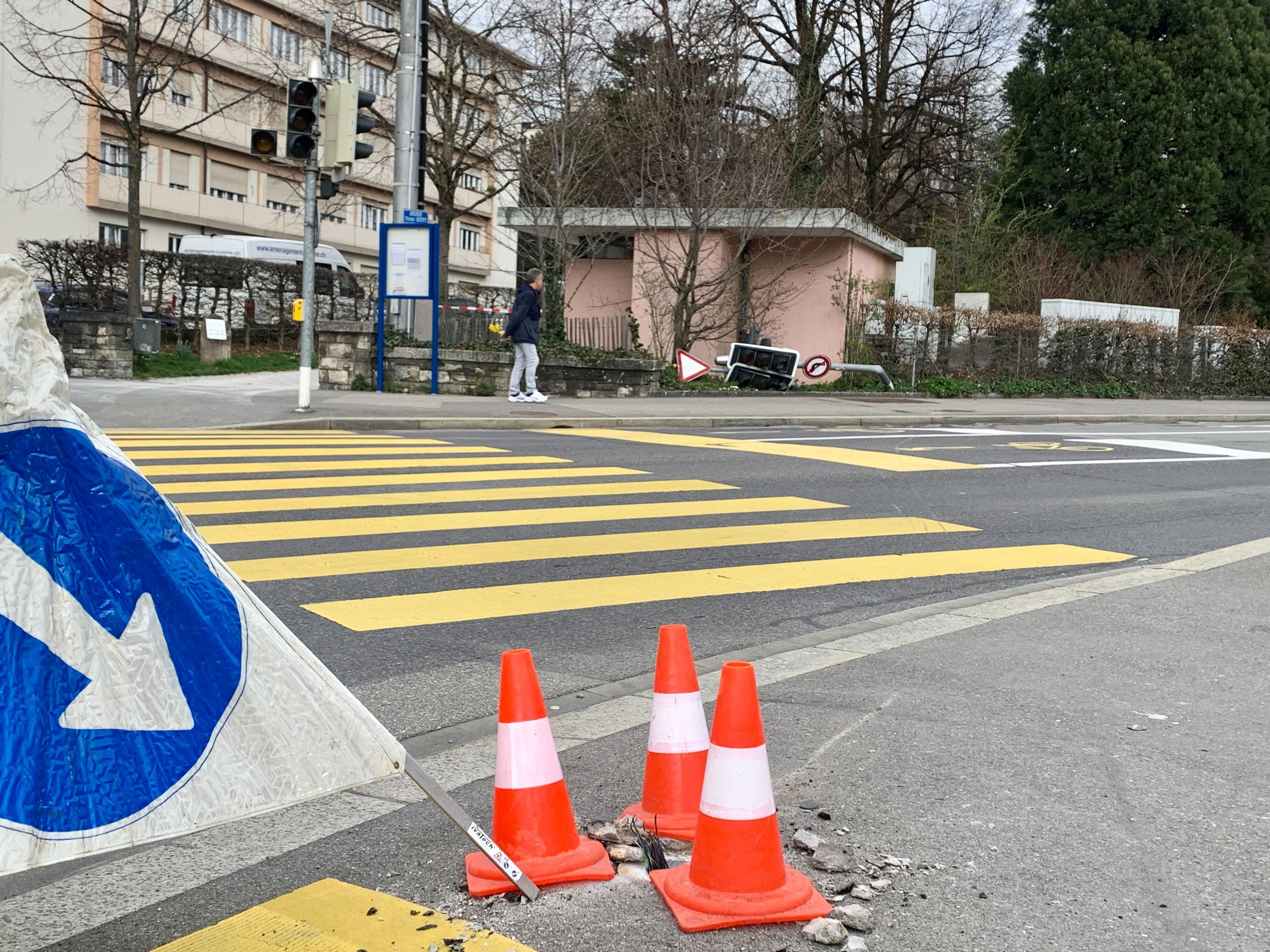 Lausanne: une voiture de police percute et arrache des feux au carrefour de Béthusy