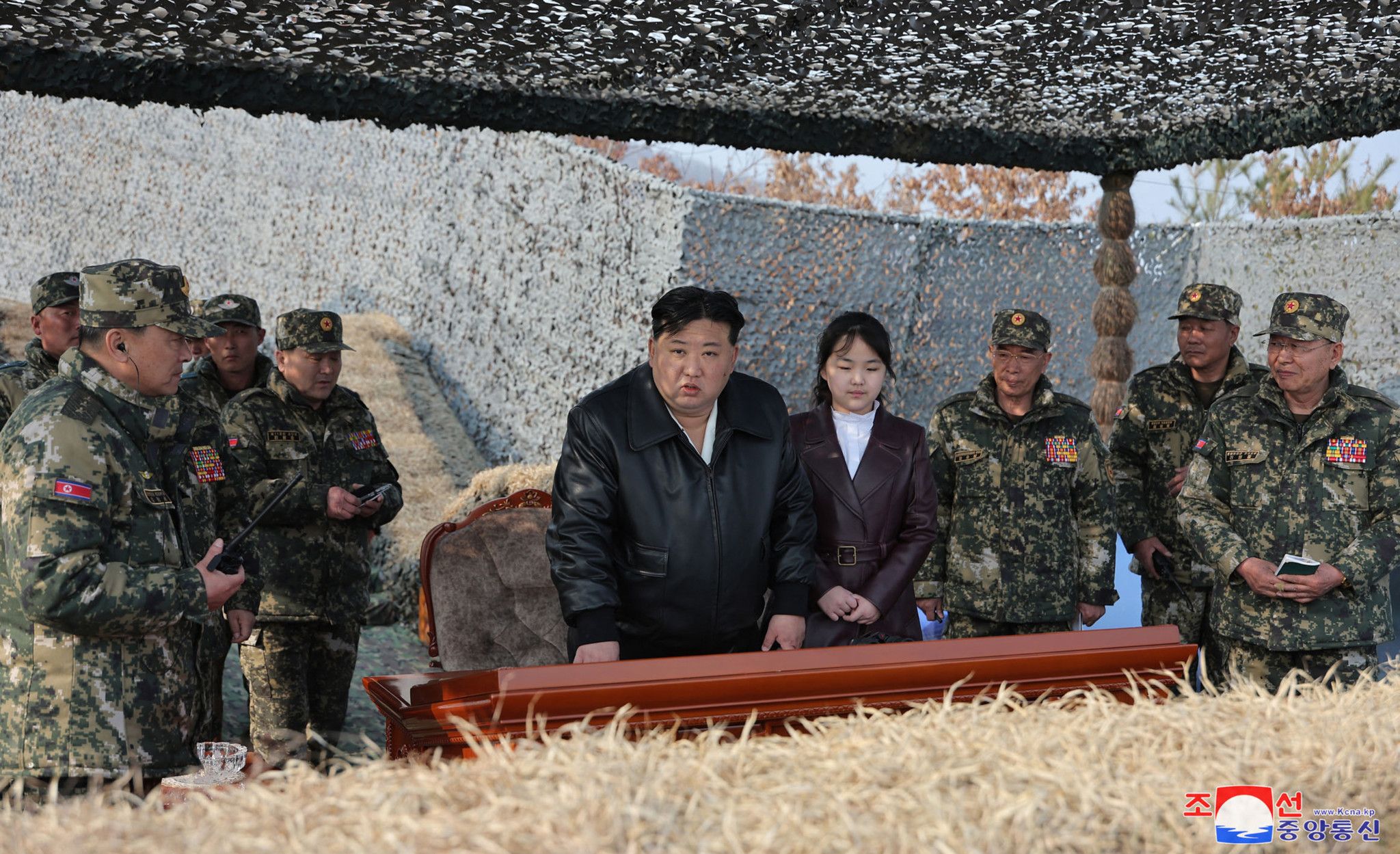 Kim Jong Un supervise des exercices de parachutistes