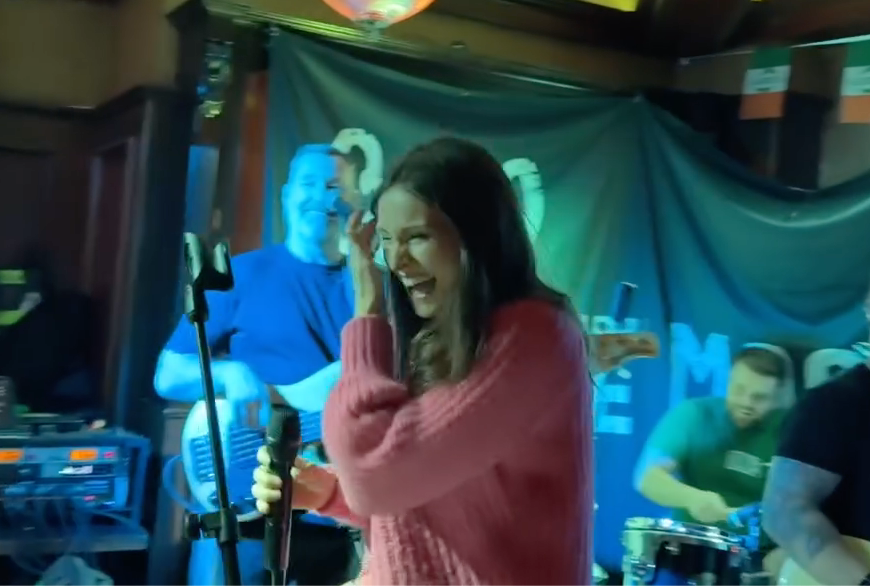 Sophie Ellis-Bextor s'invite sur scène dans un pub à Zurich