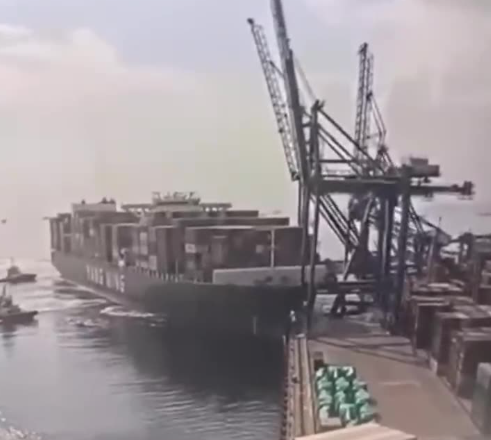 Un porte-conteneurs fait une entrée au port fracassante