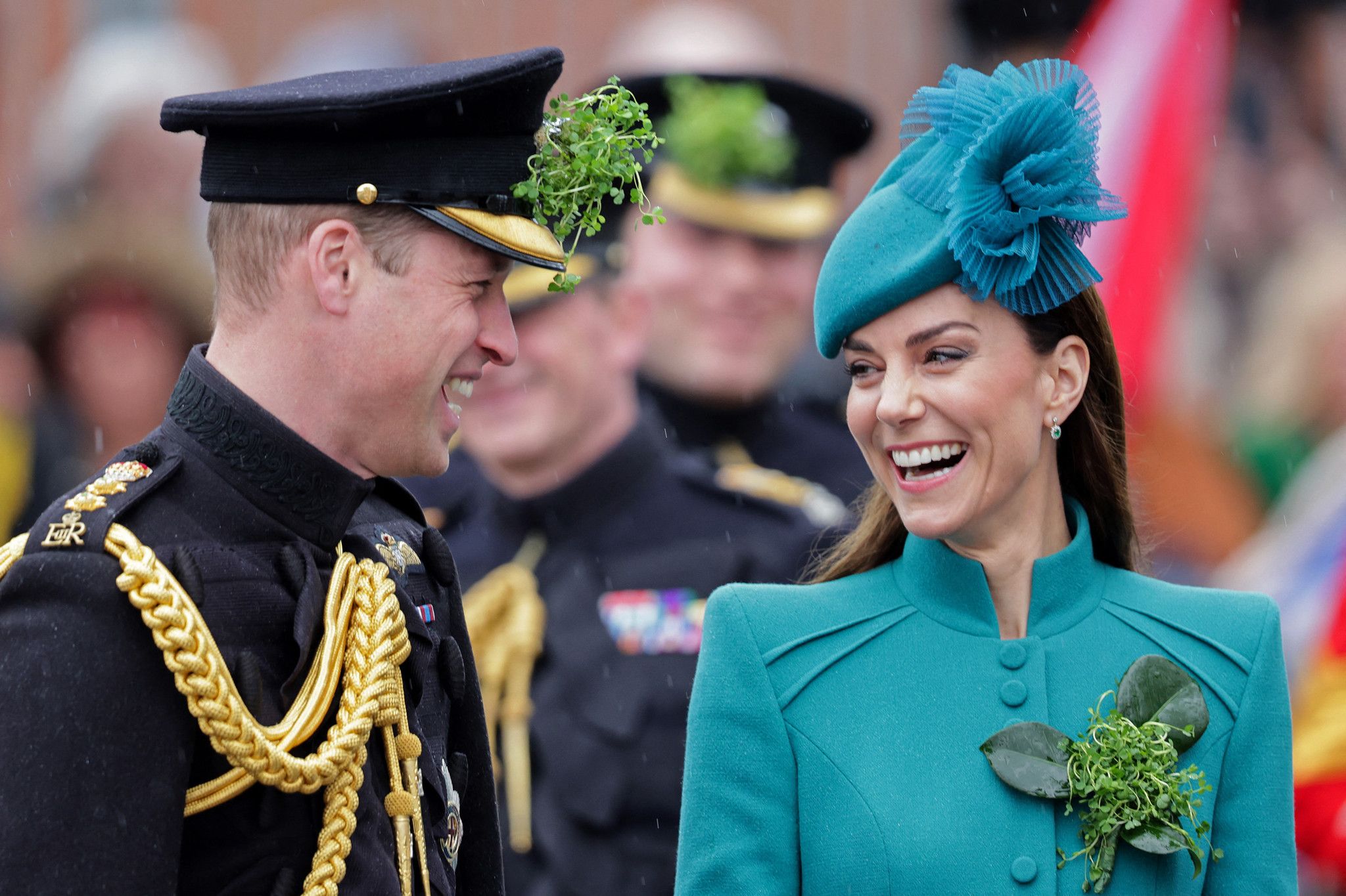 Nouvelles images de la princesse Kate, souriante, avec William