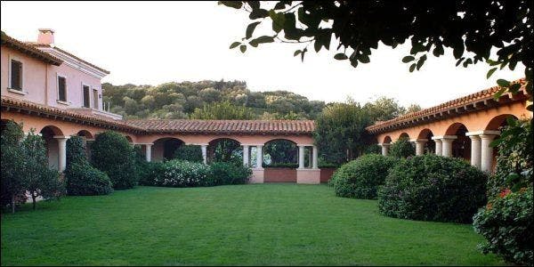 Come Villa San Martino, Villa Certosa era nota per i sontuosi banchetti che Silvio vi ospitava.