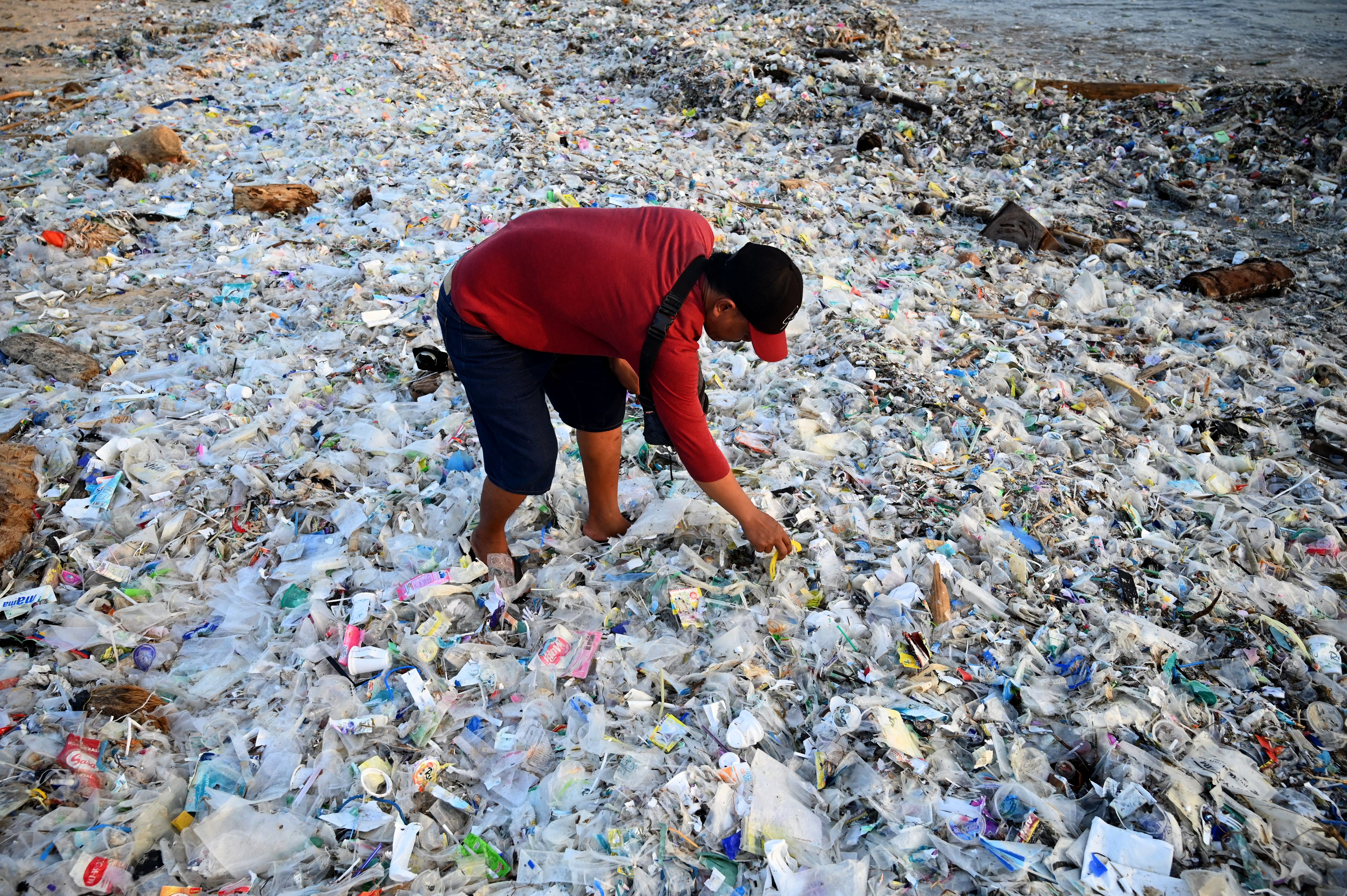 Les touristes horrifiés par un raz-de-marée d'ordures à Bali