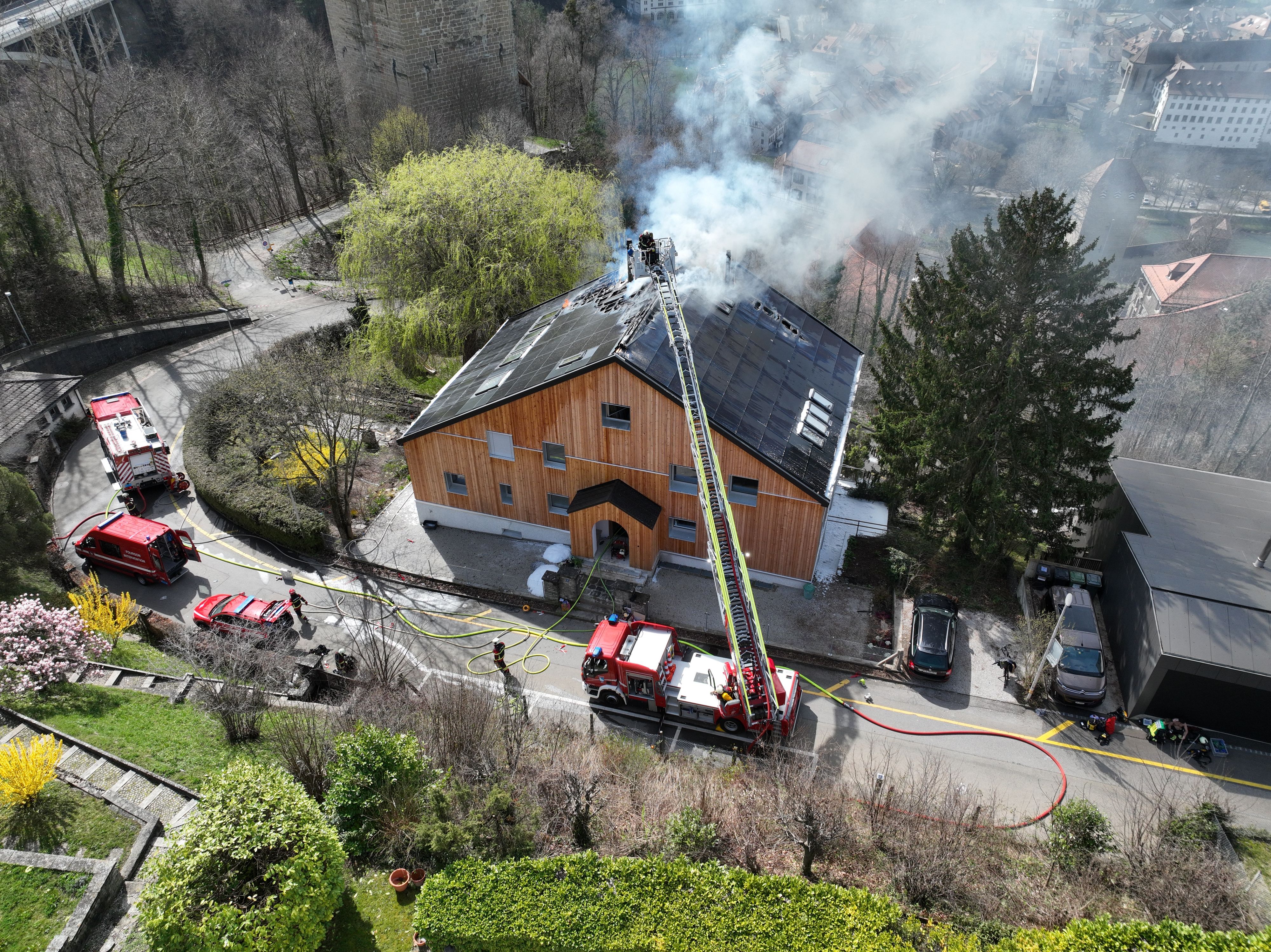 Une toiture en feu à Fribourg