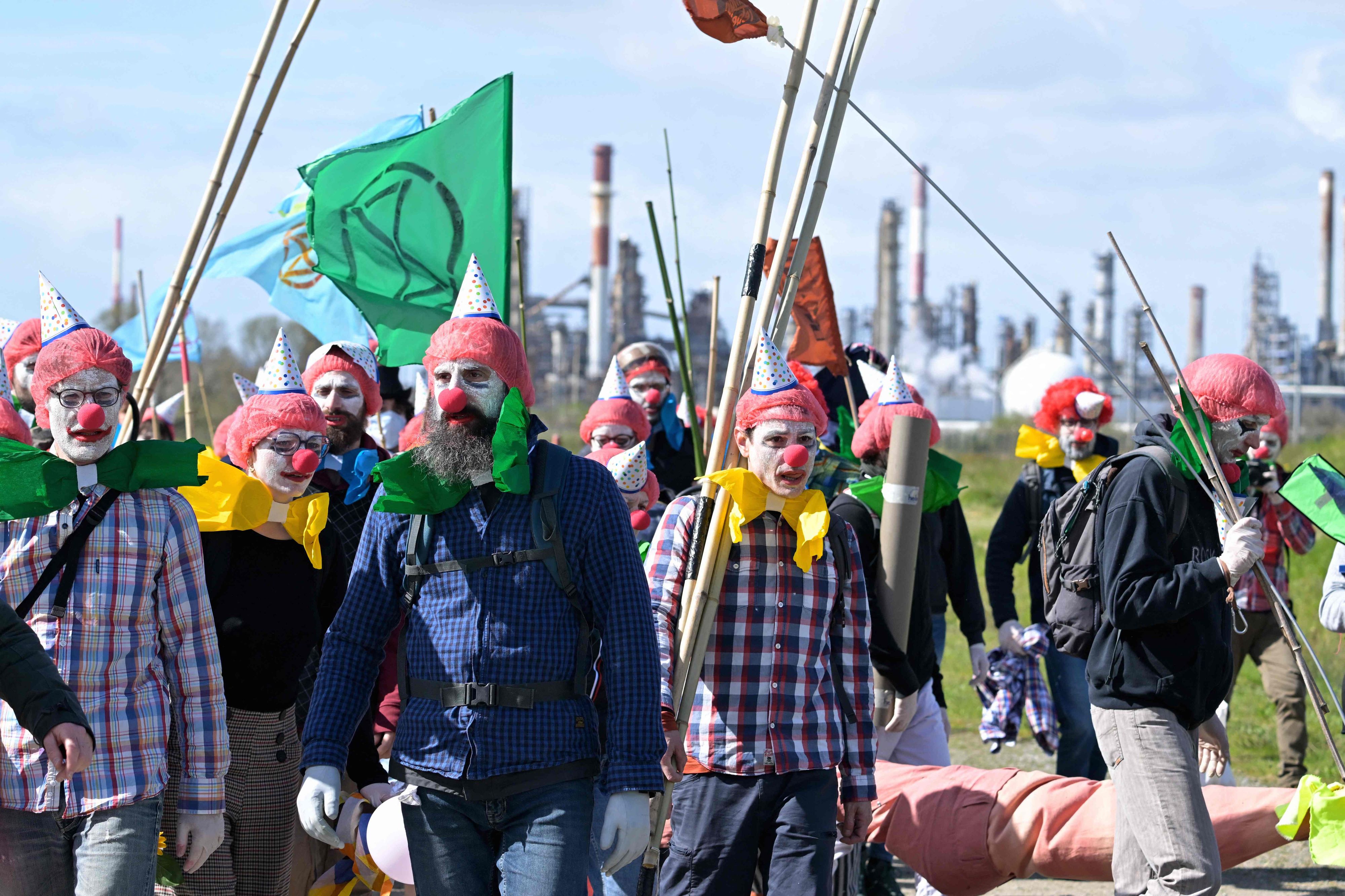 Des activistes déguisés en clowns pénètrent à l'intérieur d'une raffinerie Total